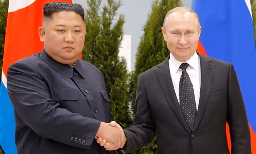 Tổng thống Nga Putin (phải) và lãnh đạo Triều Tiên Kim Jong-un tại Vladivostok hồi tháng 4. Ảnh: KCNA.