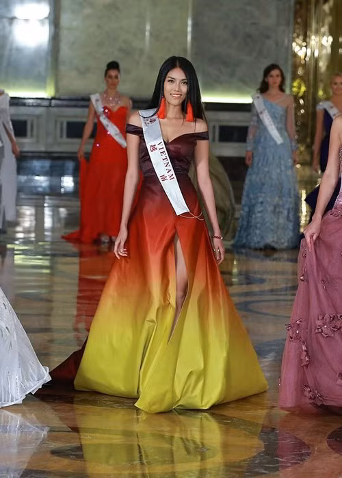 Chiếc váy của Lan Khuê ở Miss World đã mang về cho Lý Quí Khánh giải thưởng thiết kế xuất sắc nhất và giúp người đẹp lọt vào top 11 chung cuộc.