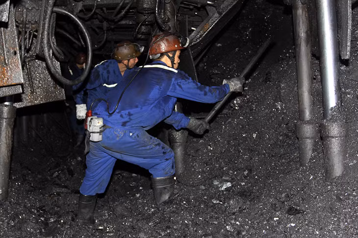 Đối với thợ mỏ việc tăng tuổi nghỉ hưu sẽ gặp nhiều bất cập (Khai thác than tại Công ty CP than Vàng Danh)