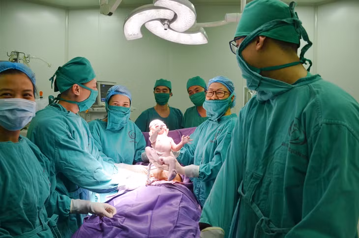 Em bé đầu tiên chào đời lúc 0 giờ 30 phút mùng 1 Tết Kỷ Hợi 2019 tại Bệnh viện Sản Nhi Quảng Ninh là một bé trai, nặng 3,2 kg
