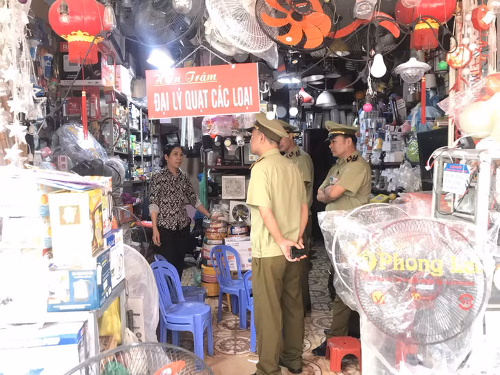 Đội quản lý thị trường số 5 kiểm tra và xử phạt vi phạm về điều kiện kinh doanh tại một cửa hàng ở phường Cao Xanh.