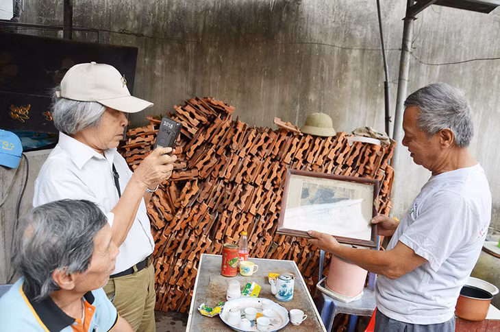 Ông Trung coi bức ảnh của ông nội mình như báu vật.