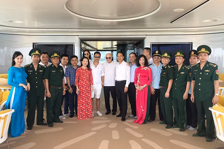 Đoàn đại biểu đón tiếp của Quảng Ninh thăm siêu du thuyền Aviva.