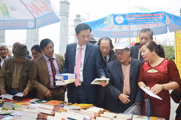 Lãnh đạo tỉnh thăm quan không gian trưng bày tác phẩm của văn nghệ sĩ tại TP Hạ Long.