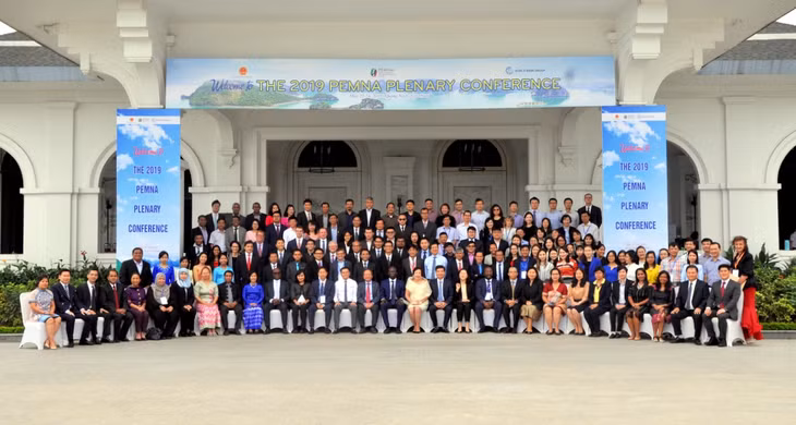 Các đại biểu tham dự hội nghị chụp ảnh lưu niệm.