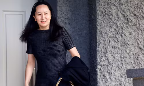 Giám đốc tài chính Huawei Mạnh Vãn Chu rời nhà riêng ở Vancouver, Canada hôm 8/5. Ảnh: Reuters.