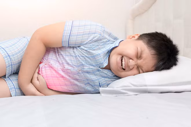 Nếu thấy trẻ đau quanh rốn, buồn nôn hoặc nôn ra máu..., cần đưa đến bệnh viện thăm khám. ẢNH: SHUTTERSTOCK
