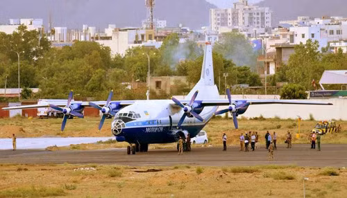 Chiếc An-12 bị kiểm tra tại sân bay ở Jaipur hôm 10/5. Ảnh: NDTV.