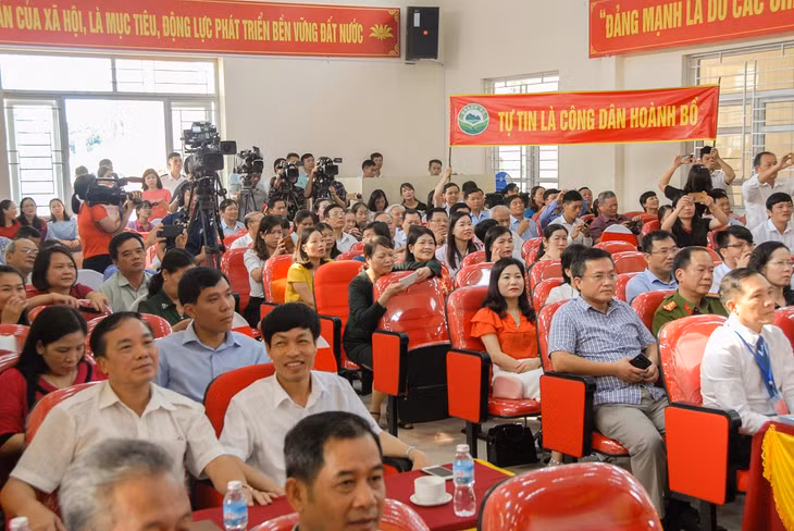 Hội thi Cụm 3 tại Vân Đồn thu hút đông đảo cán bộ, đảng viên và nhân dân đến xem, cổ vũ.