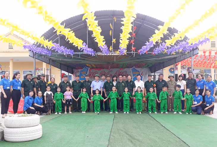Lễ ra mắt Tổ CCB Tự quản - An toàn giao thông cổng trường học