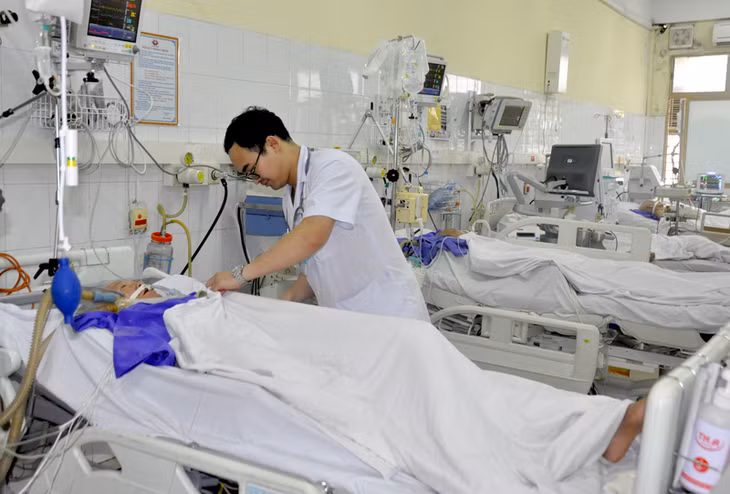 Bệnh nhân ngộ độc thực phẩm có biểu hiện nặng, cần đưa đến cơ sở y tế để được cấp cứu kịp thời (trong ảnh: Bệnh nhân tại Khoa Hồi sức tích cực- Thận nhân tạo, Bệnh viện Đa khoa tỉnh).