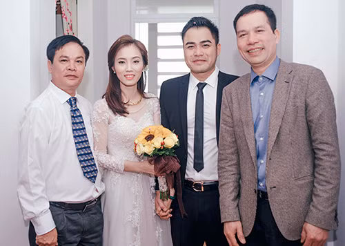 Vợ chồng Trọng Hùng (giữa) và người thân trong ngày cưới.