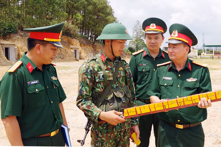 Đại tá Lê Đình Thương, Chỉ huy trưởng Bộ CHQS tỉnh kiểm tra chiến sĩ mới thực hành kỹ thuật gói buộc lượng nổ