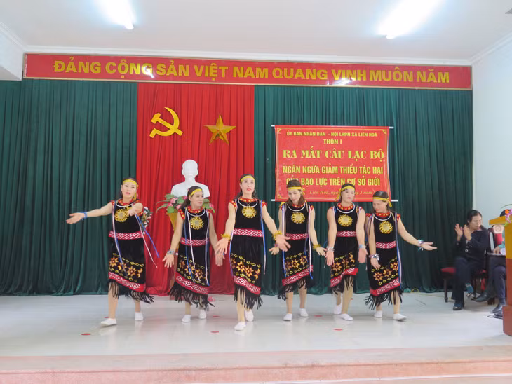 Hội viên Hội Phụ nữ xã Liên Hòa, TX Quảng Yên, biểu diễn văn nghệ trong lễ ra mắt CLB Ngăn ngừa giảm thiểu tác động của bạo lực trên cơ sở giới. Ảnh do Hội LHPN xã Liên Hòa cung cấp