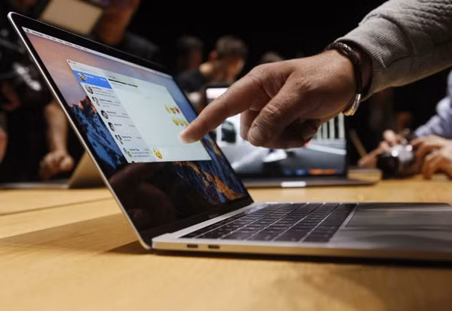 MacBook Pro 16 inch sẽ là MacBook đầu tiên sử dụng tấm nền OLED. ẢNH: REUTERS