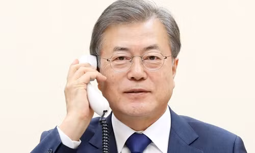 Tổng thống Hàn Quốc Moon Jae-in trong cuộc điện đàm với Tổng thống Mỹ Donald Trump ngày 7/5. Ảnh: Blue House.