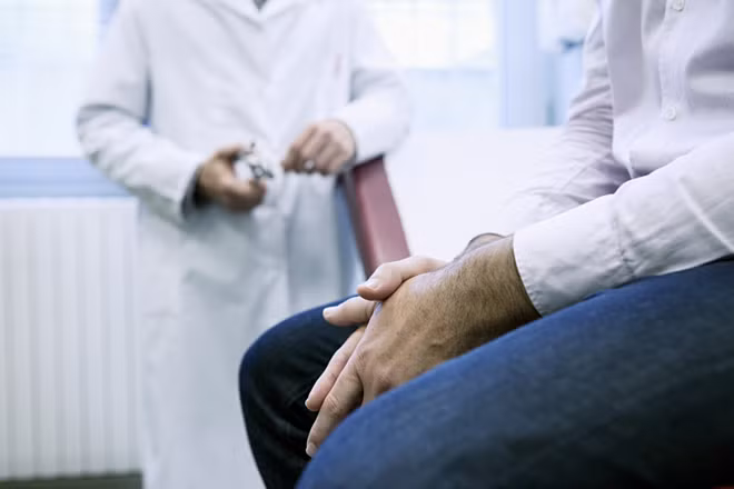 Nam giới nên khám sức khỏe sinh sản để có biện pháp hỗ trợ kịp thời khi có dấu hiệu vô sinh. Ảnh: Epoch Times