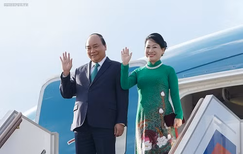 Thủ tướng Nguyễn Xuân Phúc và Phu nhân tới sân bay Vnukovo 2, thủ đô Moscow, vào 17h40 ngày 21/5 (giờ địa phương). Ảnh: VGP/Quang Hiếu