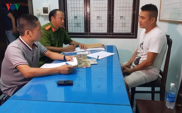  Một đối tượng trong đường dây tại cơ quan công an.
