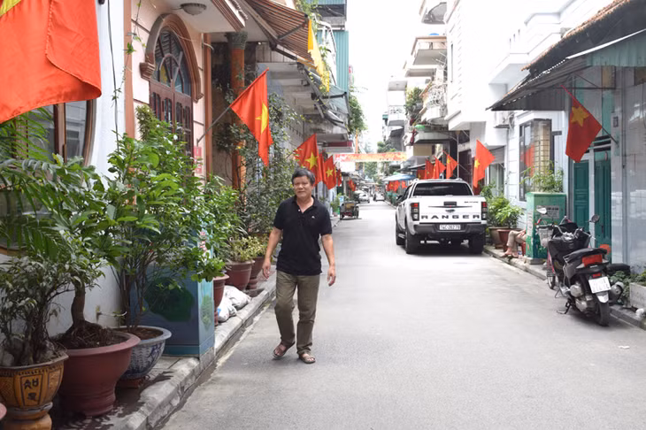 Ông Nguyễn Minh Hạnh tự hào đi trên con đường phố Minh Khai nơi ông đã nhiều công đóng góp