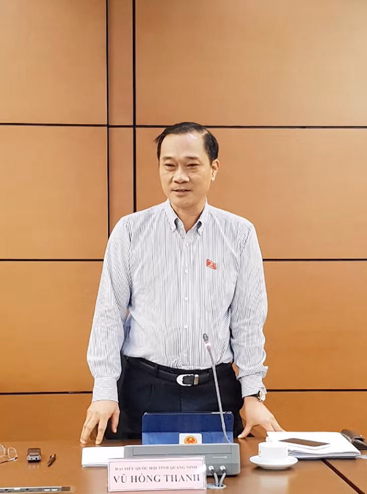 Đồng chí Vũ Hồng Thanh, Ủy viện T.Ư Đảng, Chủ nhiệm Ủy ban Kinh tế của Quốc hội, ĐBQH tỉnh Quảng Ninh thao gia thảo luận vào dự luật