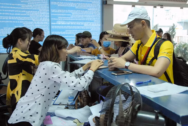 Người dân và du khách mua vé tại Cảng tàu khách Cái Rồng (Vân Đồn)