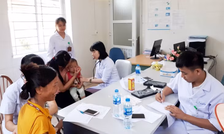 Đoàn Khám bệnh, chữa bệnh lưu động đang kê đơn khám bệnh cho người dân xã đảo Ngọc Vừng (Vân Đồn)