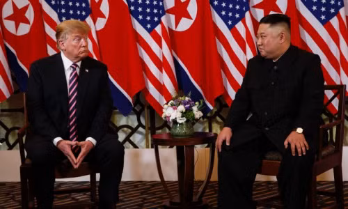 Tổng thống Trump (trái) và lãnh đạo Kim Jong-un trong cuộc gặp cuối tháng 2/2019. Ảnh: AP.