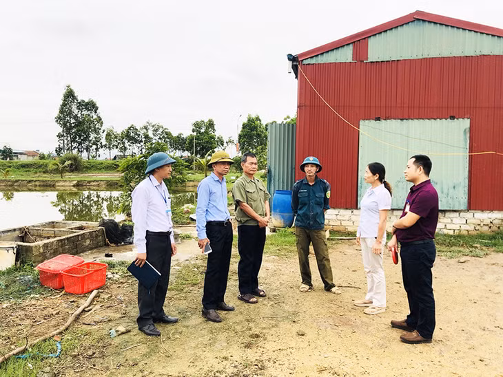 Đại diện phòng hcuwcs năng TX Quảng Yên, xã Sông Khoai tuyên truyền GPMB đối với hộ dân có diện tích đất bị ảnh hưởng