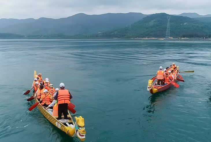 Trải nghiệm chèo thuyền rồng trên sông Mang