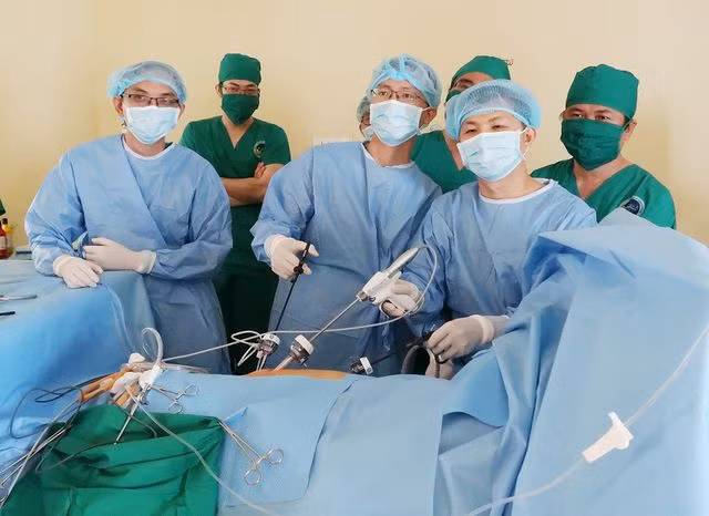 Các bác sĩ tiến hành nội soi lấy thận hiến từ người em