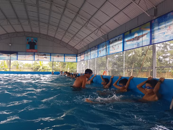 Lớp học bơi cho trẻ em được tổ chức tại trường THCS Lê Qúy Đôn