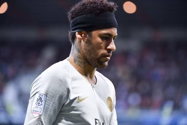  Neymar đã bị tước băng đội trưởng trên tuyển Brazil.