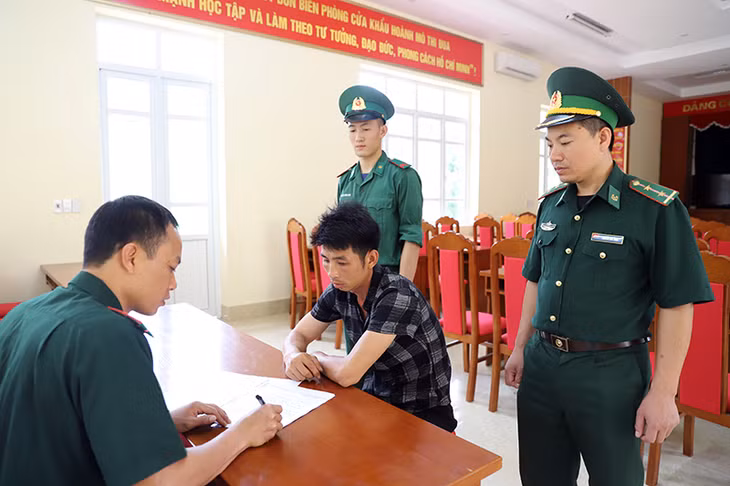 Lực lượng chức năng lấy lời khai của đối tượng