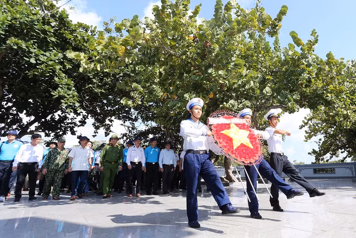 Đoàn công tác dâng hương tưởng niệm các anh hùng liệt sĩ tại đảo Trường Sa.
