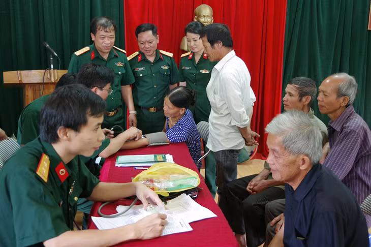 Bộ CHQS tỉnh tổ chức khám chữa bệnh cho các đối tượng chính sách trên địa bàn huyện Bình Liêu. 