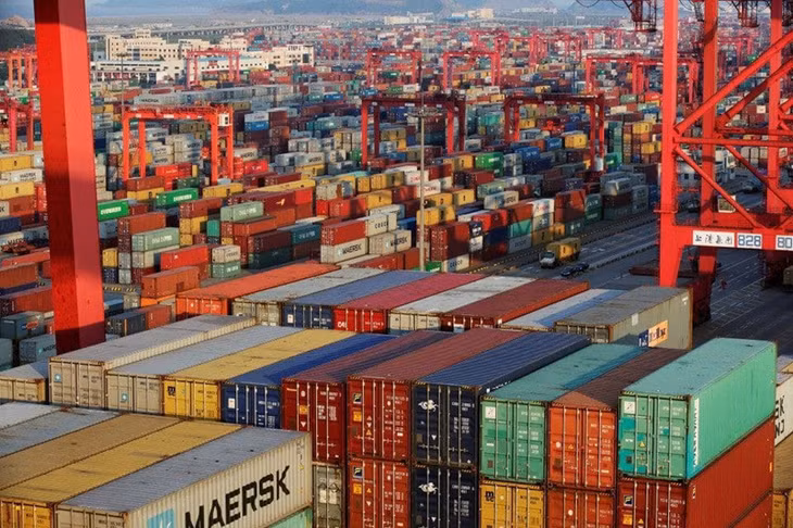 Hàng hóa tại được xếp tại cảng Dương Sơn, Thượng Hải, Trung Quốc. (Ảnh: Reuters).