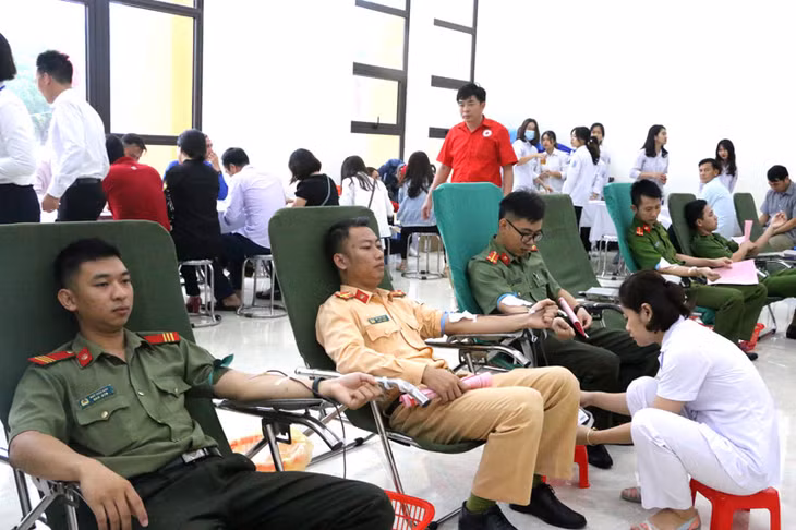 Lực lượng vũ trang huyện tham gia hiến máu.