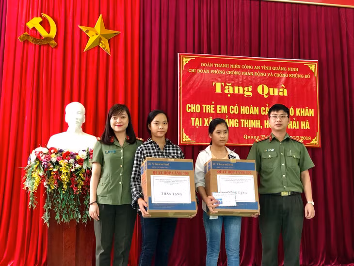 Thượng úy Vũ Thị Mai Liên tổ chức cho đoàn viên trong chi đoàn quyên góp, tặng quà cho trẻ em có hoàn cảnh khó khăn.