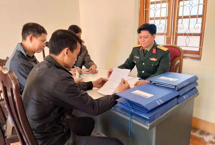 Cán bộ Ban CHQS TP Uông Bí thực hiện đúng chức trách, nhiệm vụ trong việc tiếp công dân.