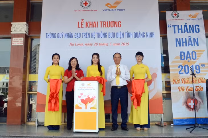 Lãnh đạo Hội Chữ thập đỏ tình và Bưu điện tỉnh cắt băng khai trương 