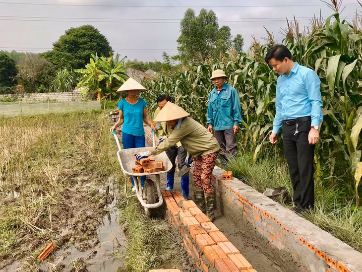 Sâu sát với cơ sở, gần dân để nắm bắt, giải quyết kịp thời các công việc có liên quan là cách làm được Chủ tịch UBND xã Thống Nhất Phạm Văn Luyến (bên phải) tích cực thực hiện.