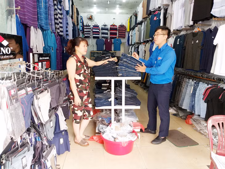 Đoàn viên Chi đoàn Cơ quan phường Cẩm Thủy xuống địa bàn tuyên truyền cho người dân chấp hành tốt chính sách, pháp luật về sản xuất - kinh doanh.