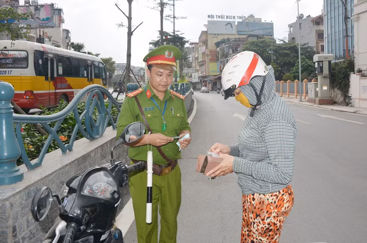 Công an TP Hạ Long kiểm tra hành chính, nhắc nhở người vi phạm quy định về an toàn giao thông.