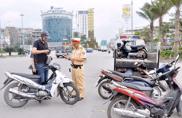 CSGT-TT Công an TP Hạ Long luôn thực hiện văn hóa, văn minh trong giao tiếp với công dân.