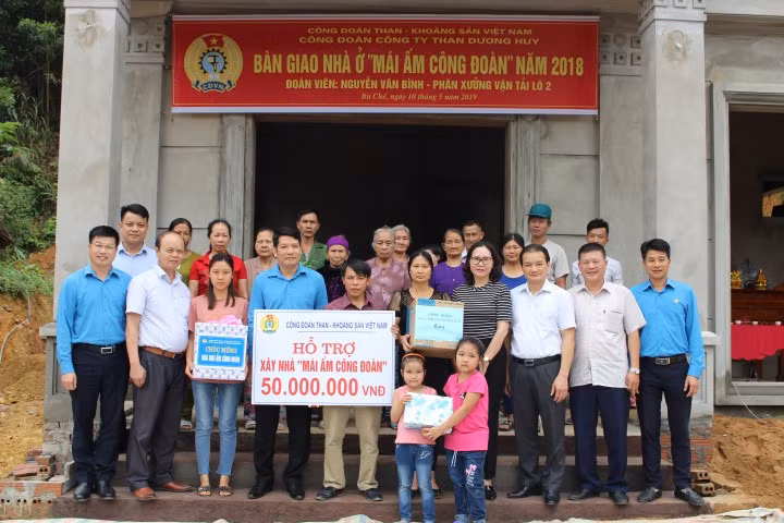 Công đoàn TKV và Công đoàn Công ty than Dương Huy trao Mái ấm công đoàn cho công nhân có hoàn cảnh khó khăn.