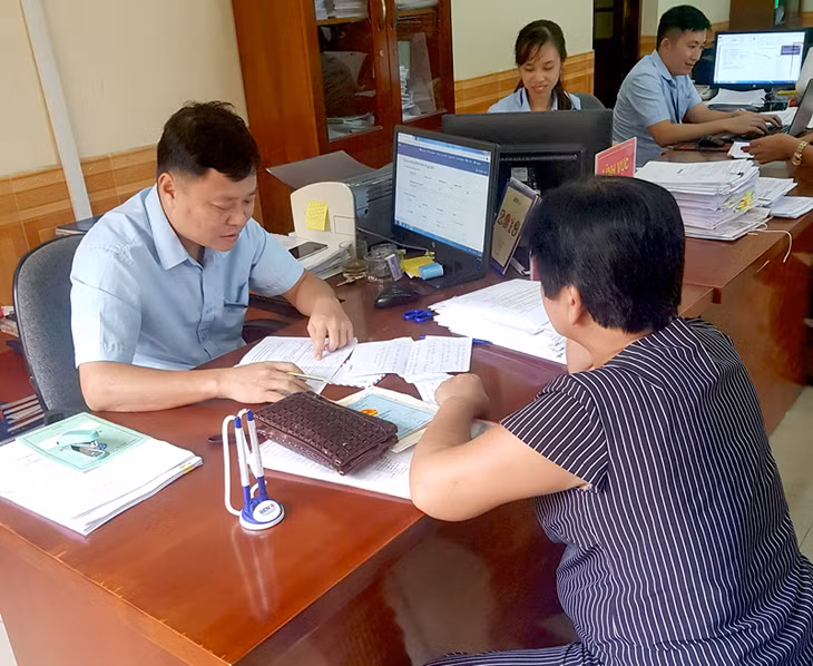 Hướng dẫn người dân làm thủ tục tham gia BHXH tại Trung tâm Hành chính công huyện Tiên Yên.