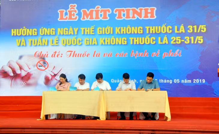 Các sở, ngành, đơn vị liên quan ký kết biên bản ghi nhớ về phối hợp phòng, chống tác hại của thuốc lá.