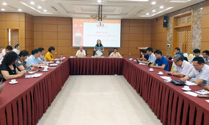 Đồng chí Vi Ngọc Bích, Uỷ viên BTV, Trưởng Ban Tuyên giáo Tỉnh uỷ phát biểu kết luận hội nghị