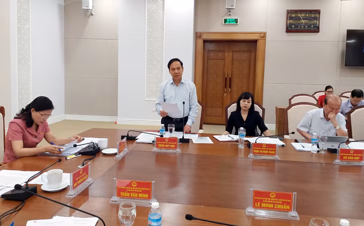 Đồng chí Đặng Huy Hậu, Uỷ viên BTV Tỉnh uỷ, Phó Chủ tịch Thường trực phụ trách UBND tỉnh khái quát tình hình hình phát triển kinh tế - xã hội 4 tháng đầu năm 2019 của tỉnh